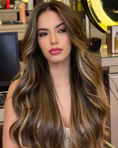 Mechas loiras sutis em cabelos claros, com um efeito natural e discreto.