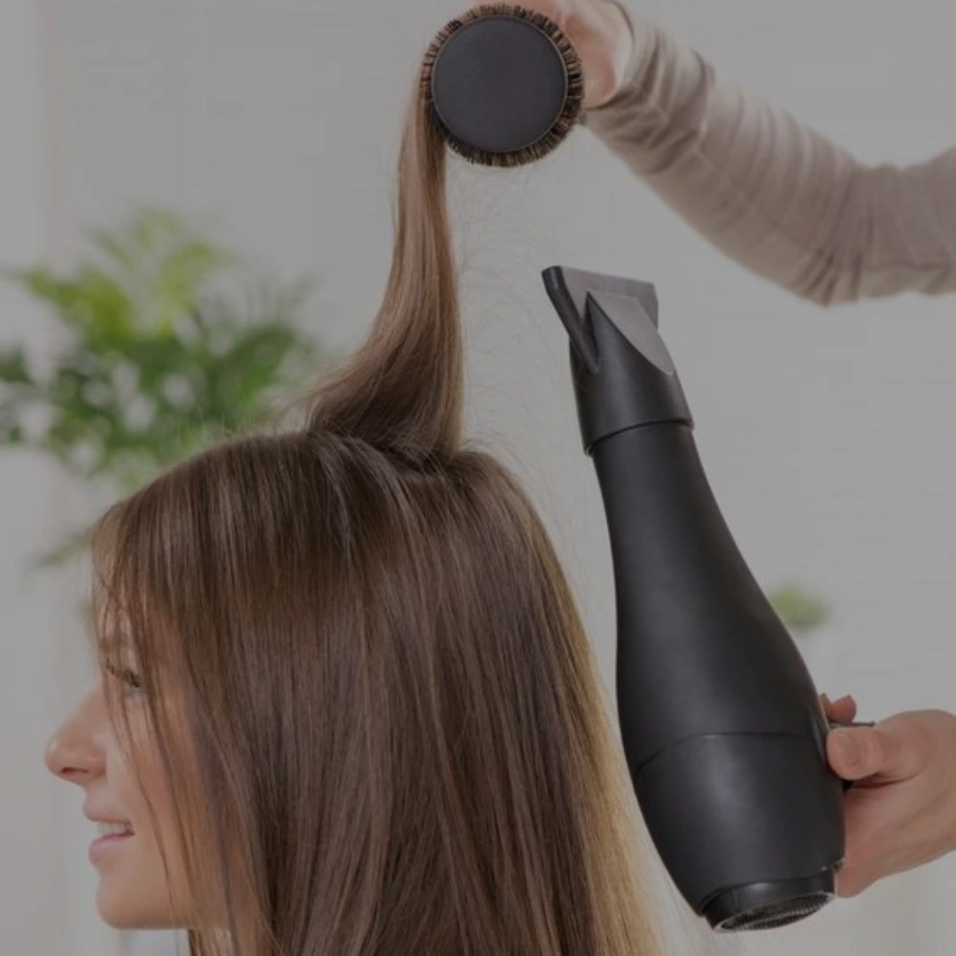Escova profissional para modelar e alinhar os fios no Espelho da Bia.